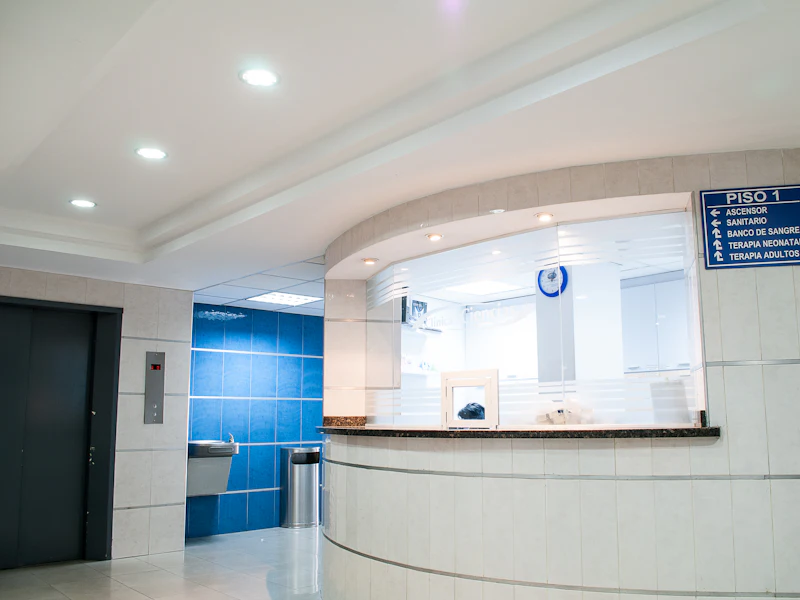 Kaunter penyambut tetamu di lobi hospital